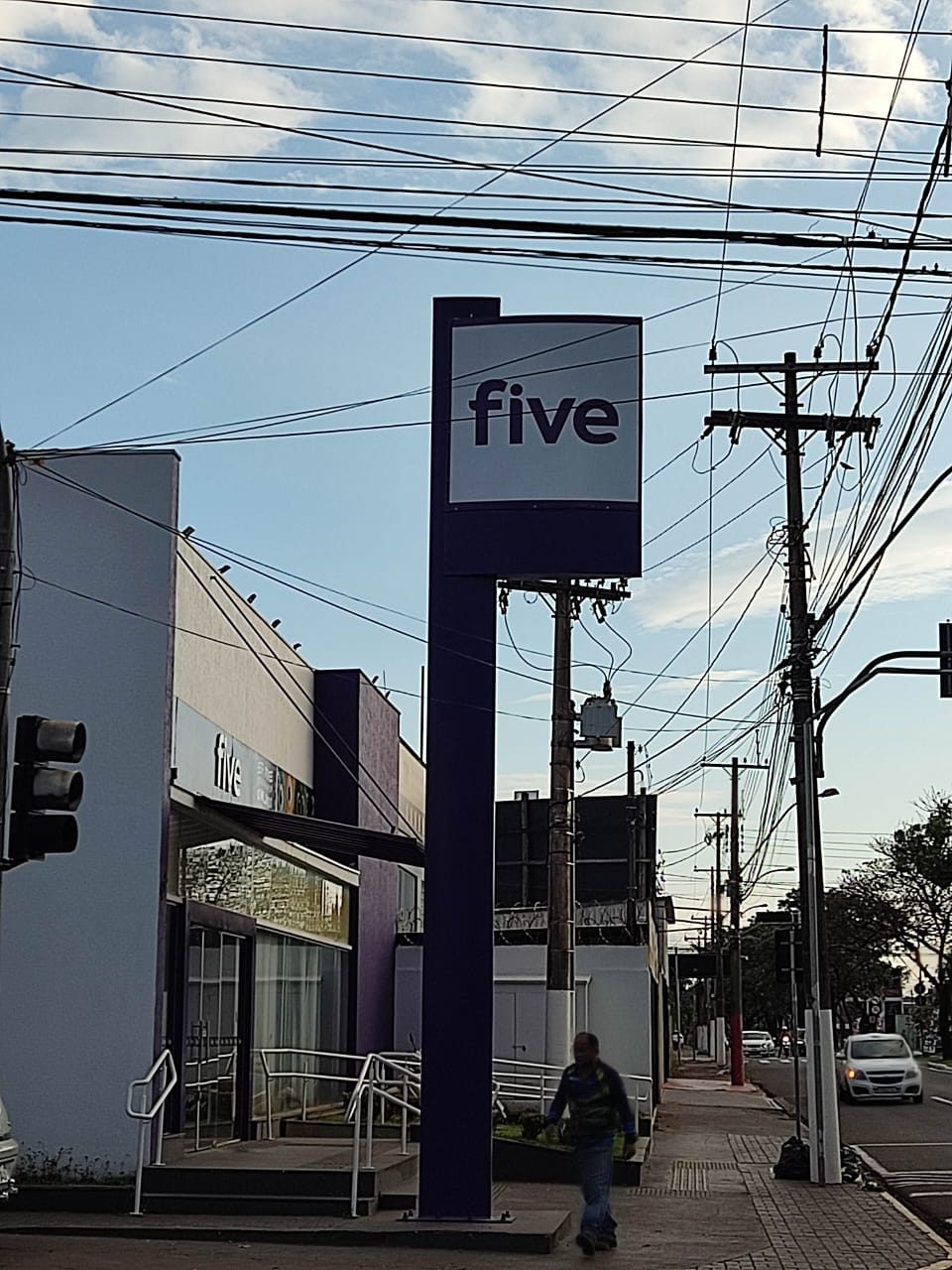 Letreiro com iluminação — Five